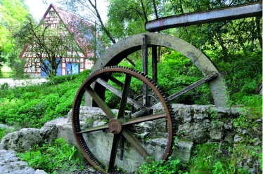 Die Wasserräder der Harnbachmühle stehen noch. Im Hintergrund die neu gebaute Mühlenscheune.